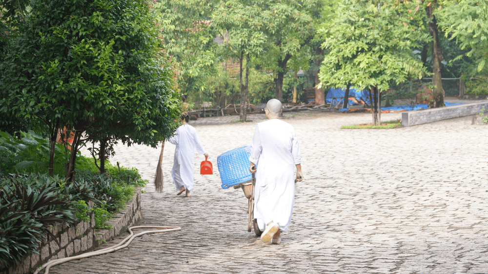 Visitors contribute a small part to sowing good karma in life through merit work activities (Source: Tổ Đ&igrave;nh Bửu Long Fanpage)